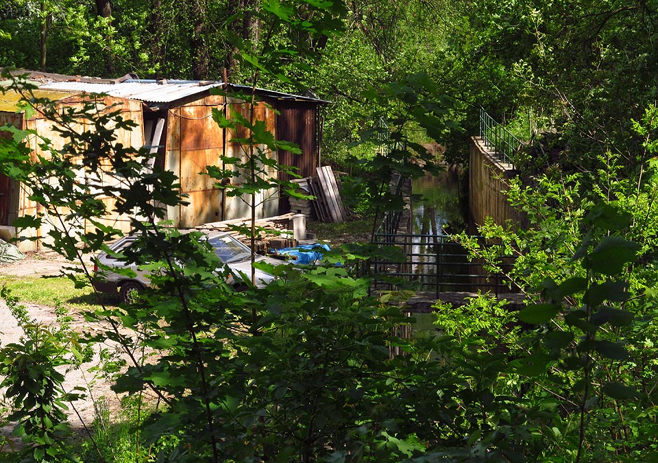Z běžně přístupných míst není dolní ústí tunelu prakticky vidět. Snad proto je povědomí o skutečném toku Ponávky mezi obyvateli Brna minimální. Malou část uměle vybudovaného kanálu lze zahlédnout přes zahrady z Cacovické ulice.