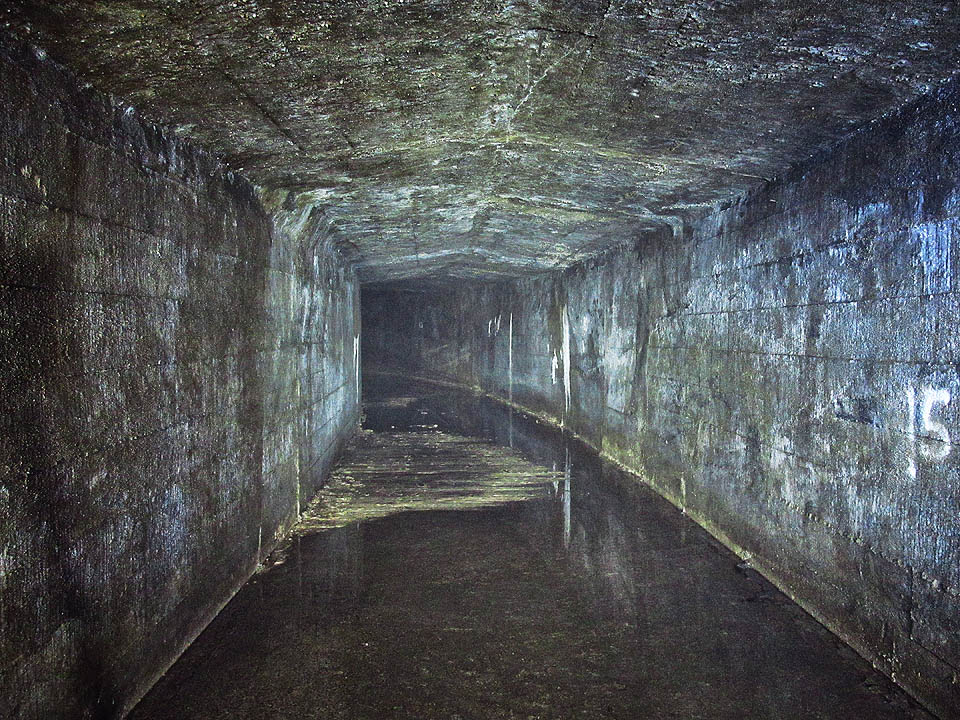 Obě svislé šachty jsou s podzemním tokem Ponávky propojené krátkými vodorovnými chodbami. Zde je opět jemná mlha způsobená mísením vlhkého teplého a studeného vzduchu.