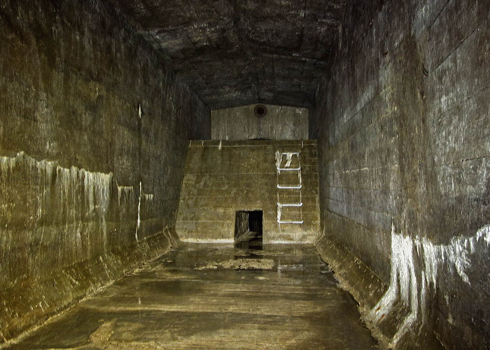 Zpomalovač (vývar) dává tušit, že svislá šachta je značně vysoká. V případě přívalové vlny se hráz naplní vodou, která vytvoří dvoumetrovou hloubku, tlumící nárazy dopadajících vod.