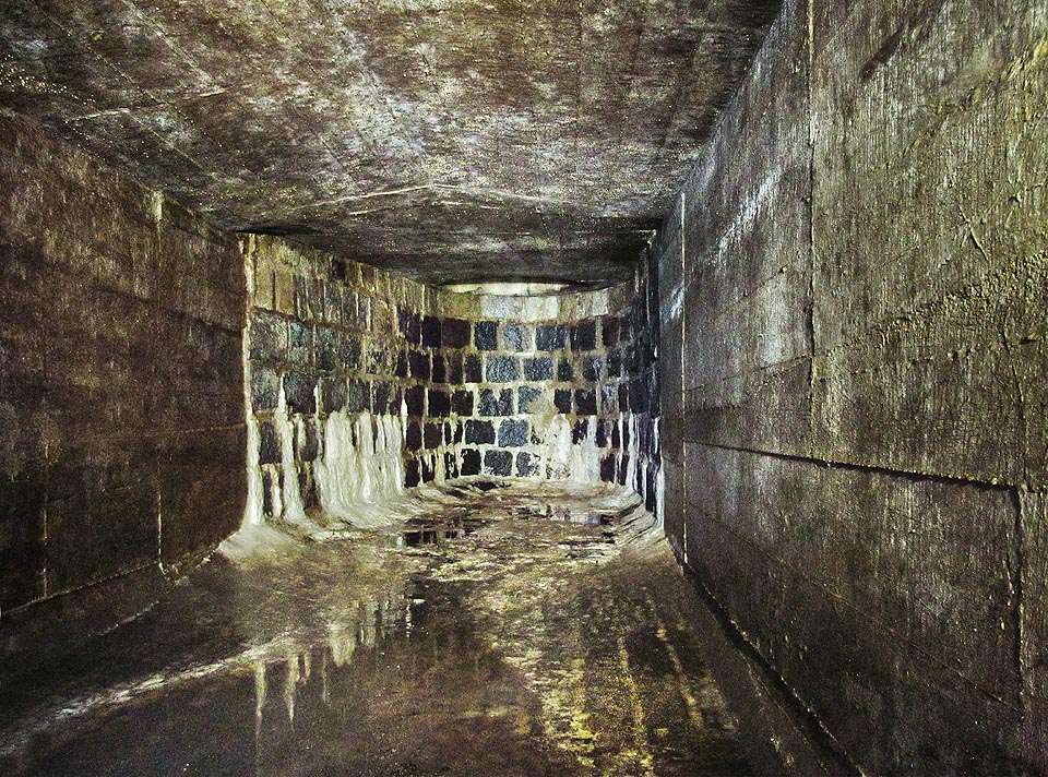 Na konci spojovací chodby lze spatřit samotný vývar - čedičem obložené dno válce, vedoucího desítky metrů vzhůru. Nikdo z nás by tu nechtěl být za bouřky.