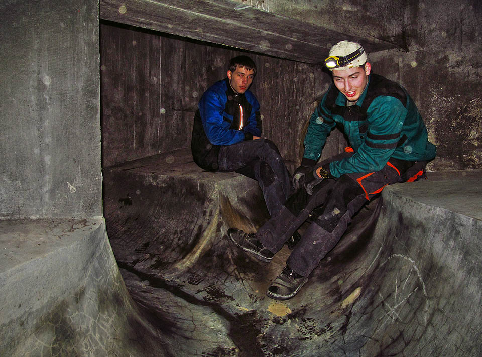 Fotka z dřívějších průzkumů podzemní části zaječího potoka. Ten křížil trasu tunelu v pravém úhlu, dnes je ale propojen svislou šachtou s Ponávkou.