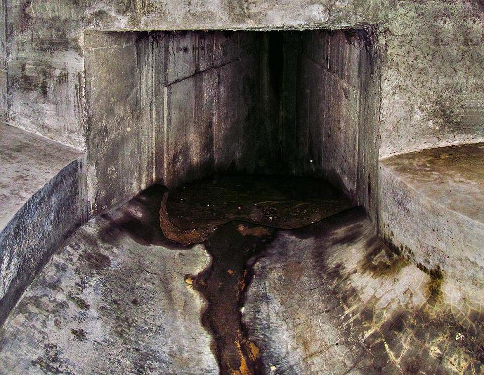 Zde náš předcházející průzkum skončil na místě, kde vody Zaječího potoka spadají kolmo do šachtice tak hluboké, že na dno naše baterky nedosvítily. Představa hrozivého pádu do neznámých hlubin nás přesvědčila, že neopatrný pohyb v podzemí může být smrtelně nebezpečný.