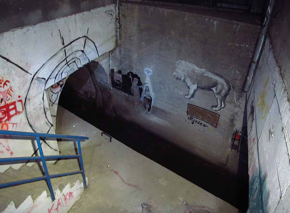 Čím blíže jsme hornímu ústí štoly, tím více nápisů a čmáranic přibývá. Poslední z pětice možných vstupů do štoly (nepočítaje v to svislé šachty spojující štolu s kanalizací) je již hojně vyzdobená.