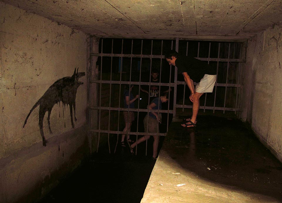 Nezbývá, než si posvítit bleskem a jeho zablikáním se rozloučit s jedním z nejdelších brněnských tunelů.