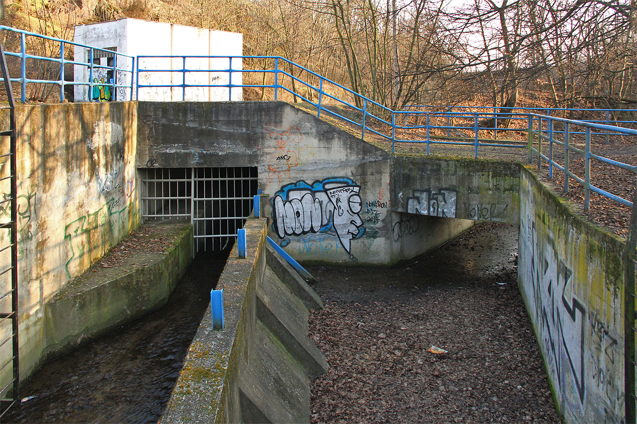 Vtokový objekt za královopolským nádražím z povrchu. V levé dolní části profilu štoly je vidět obetonovaná splašková roura CI, která tvoří ve štole jakýsi chodník. Vpravo pod mostkem pokračuje za přelivnou hranou v případě přívalových dešťů Ponávka ke svému původnímu kortyu, nyní zaklenutému a propojenému se kmenovou stokou C.