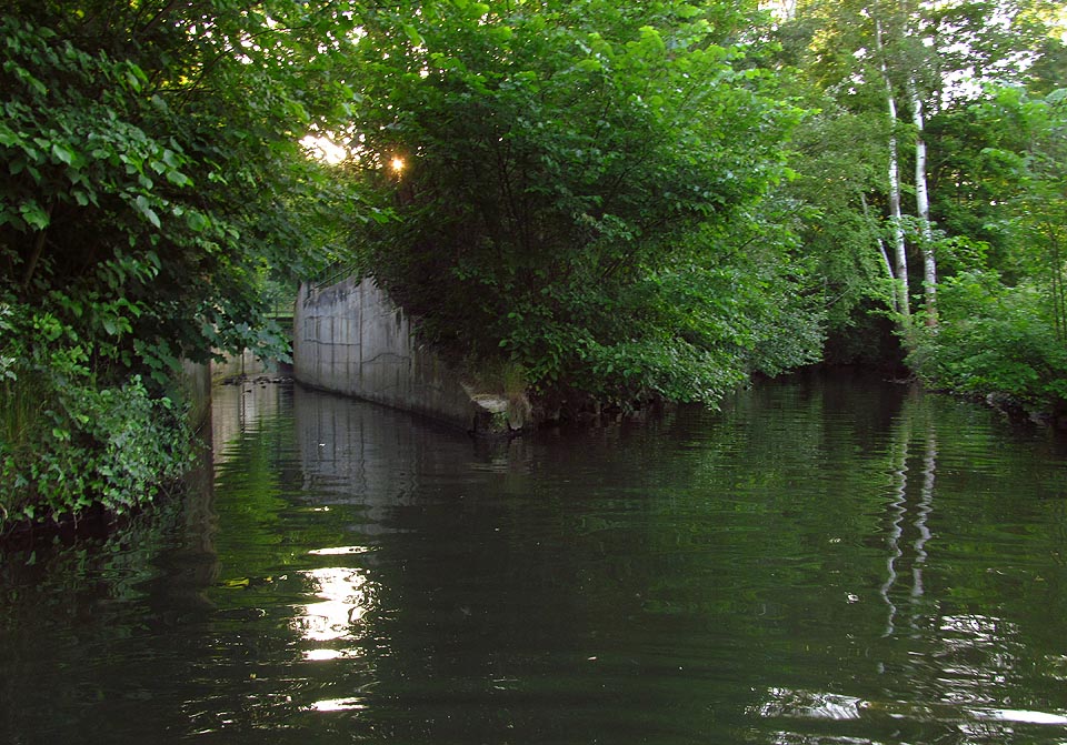 Při plavbě od soutoku proti proudu Cacovického náhonu náhle ovane plavce nepřirozený chlad. Jako by člověku zničehonic přeběhl mráz po zádech, jako by ve vzduchu viselo něco strašidelného…