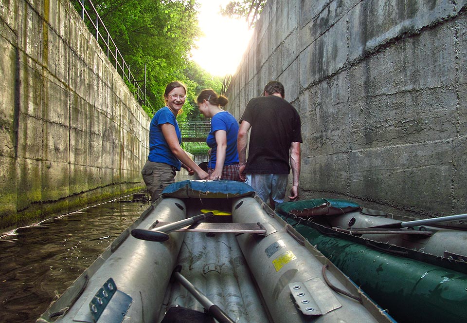 Na kamenných reatrdérech se loď zadrhává. Někdo táhne člun sám, ti šťastnější mají dívčí spřežení.