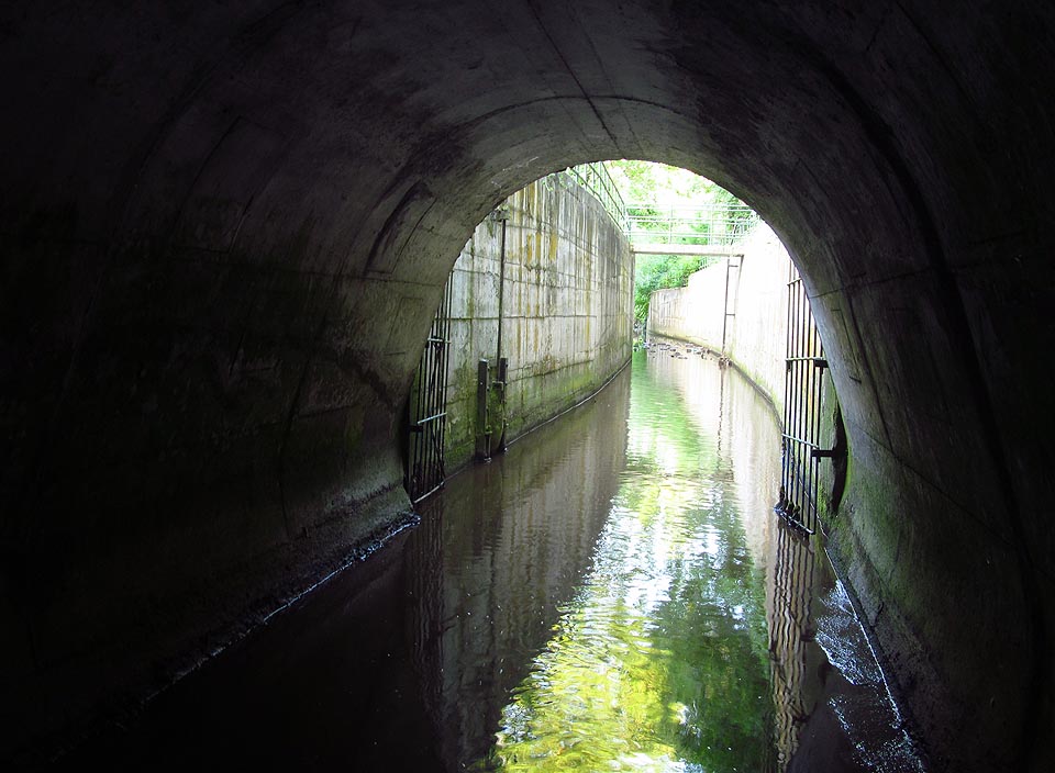 Dolní ústí tunelu Ponávky je opatřeno ocelovou mříží. Naštěstí otevřenou, takže můžeme na lodi vplout do útrob země.