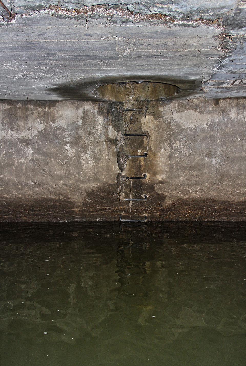 Sestup z povrchu může být pro nevybaveného pátrače fatální. Občasné žebříky nekončí a noří se přímo do šedistvých vod náhonu se vší špínou, kterou s sebou nese.