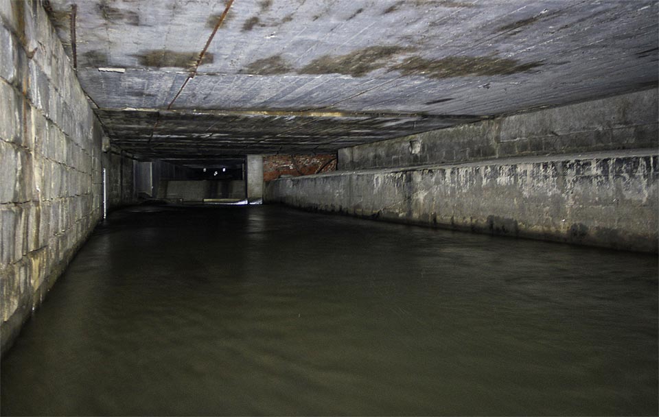 Tunel se rozšiřuje a vidíme bouřící vodní živel před sebou. Zboku se valí silný šuící vodní proud. Hlavní hukot vody ale zní ze strany. Někde tu musí být vodopád.