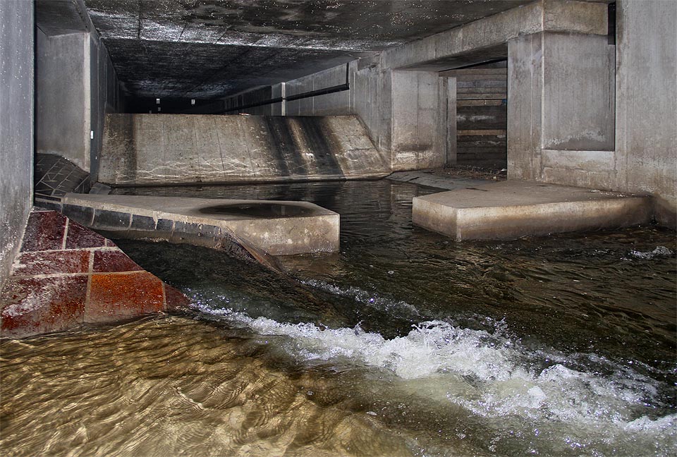Cesta se v podzemní komoře dělí do tří směrů. Nejprve se vydáváme vlevo, podle proudu relativně čisté říční vody, přiváděné sem <a href=/Tema/Svitavsk%C3%BD%20n%C3%A1hon>Svitavským náhonem</a>.