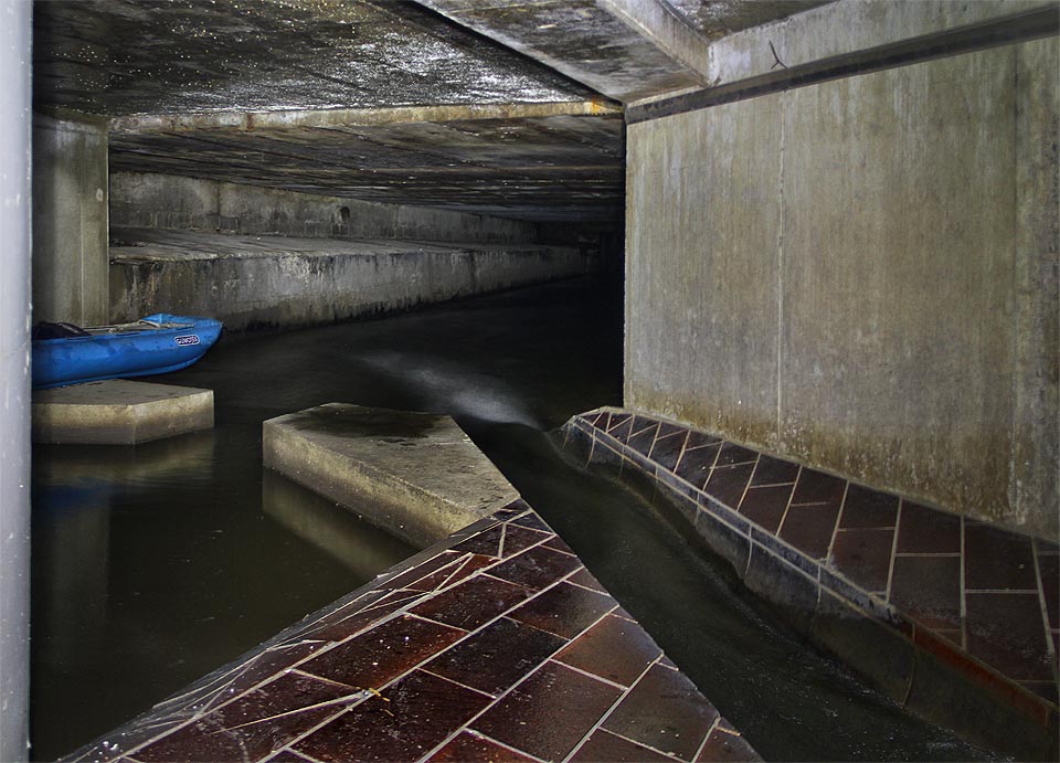 Pohled zpátky k tunelu, kterým jsme na místo někdejšího soutoku připluli a k lodi, která nás sem dopravila.