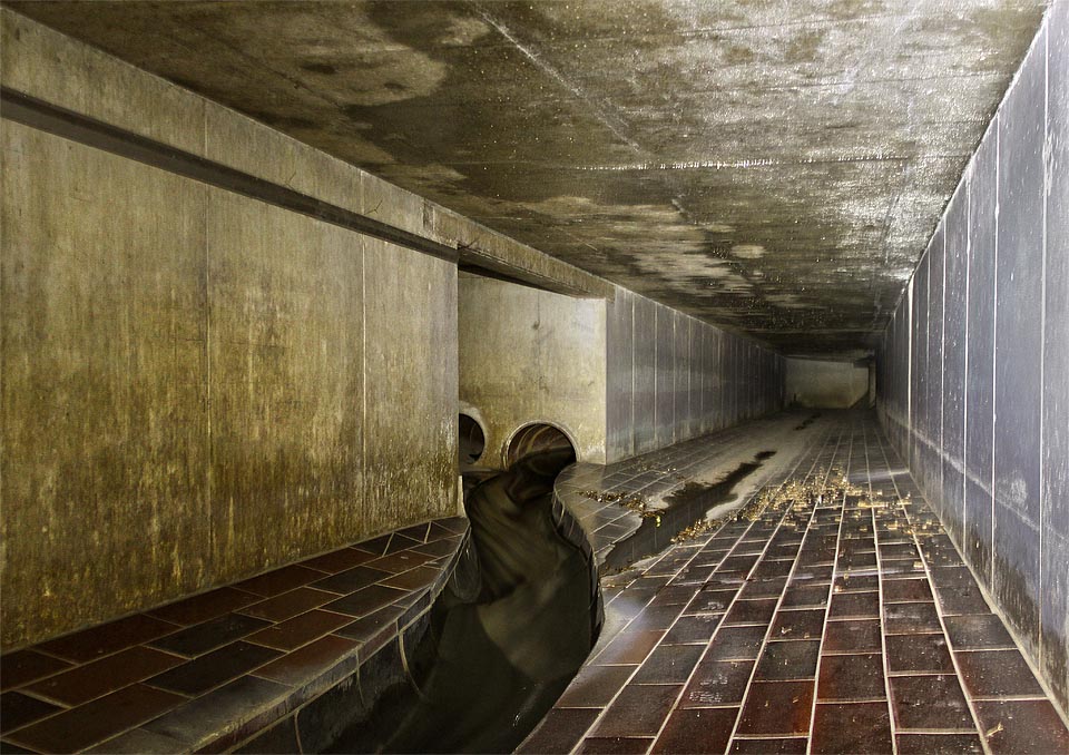 Voda řítící se z ústí trouby se žene až děsivou rychlostí. Není divu, když průtok celého náhonu převádí přes kanalizační přivaděč jen dvojice betonových rour. Naše naěj, že z podzemí vylezeme uvnitř areálu <a href=/Tema/Mosilana>Mosilany</a> jsou vniveč.