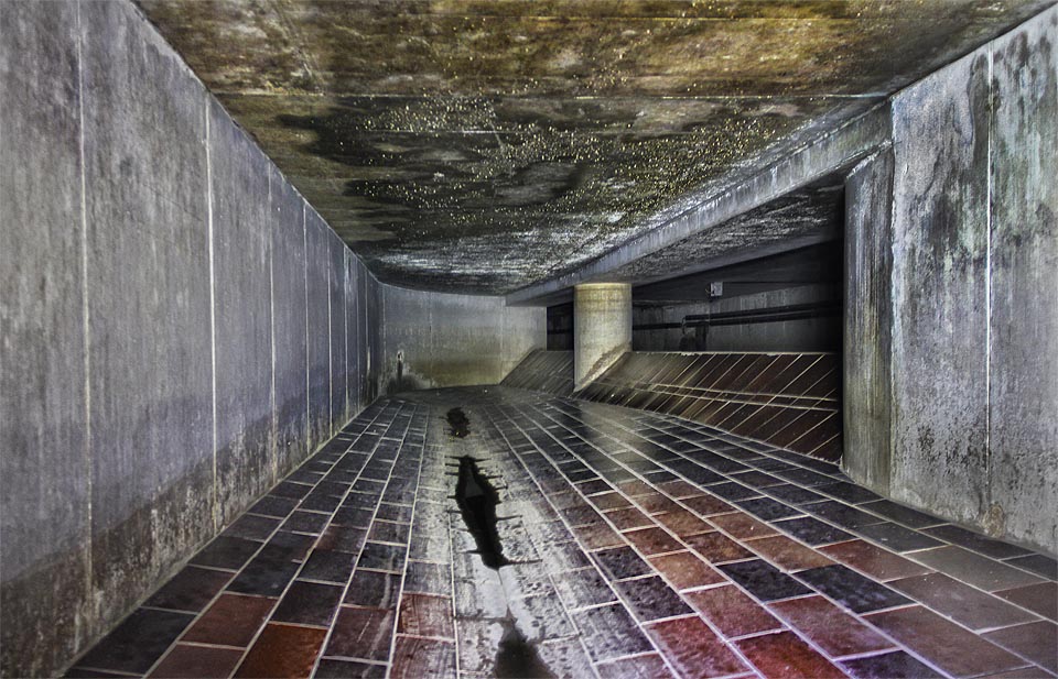 Levá štola končí několikametrovou přelivnou hranou kanalizačního přivaděče CB. Vystoupí-li vlivem přívalovýh dešťů hladina ve stoce nad stanovenou mez, přeteče smrdutá kapalina přes hranu a tunelem vchrstne do jinak snesitelného náhonu. Z tunelu se pak valí do města přímo splašky.