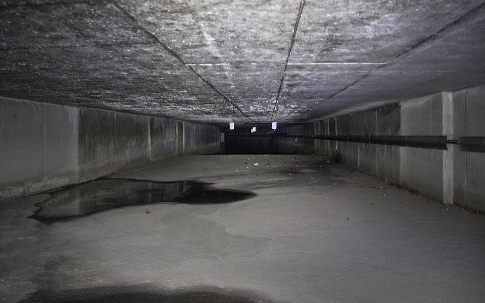 Plošina nad stokou. Tudy se přívalová vlna řítí, když ani kapacita levé chodby s přelivnou hranou není dostatečná.