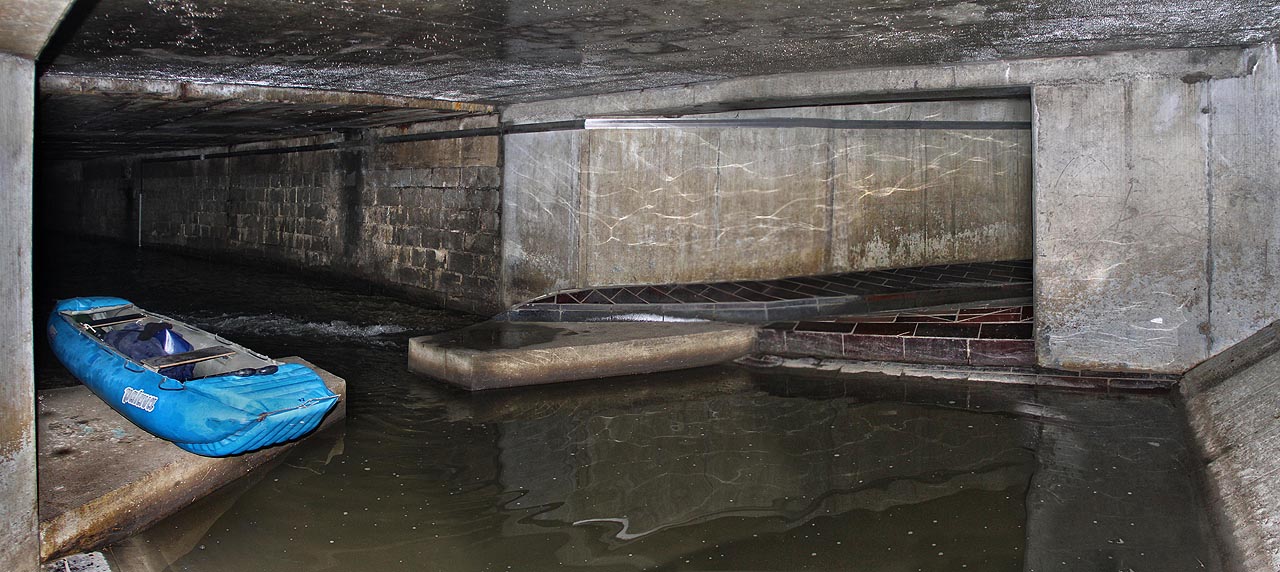 Panoramatický pohled na podzemní komoru na místě bývalého soutoku <a href=/Tema/Pon%C3%A1vka>Ponávky</a> a <a href=/Tema/Svitavsk%C3%BD%20n%C3%A1hon>Svitavského náhonu</a>.