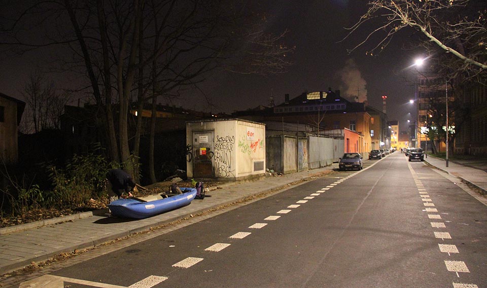 Šujanovo náměstí (před půlnocí) není typicky vodáckou oblastí, kde by se nafukovaly a sušily lodě a hostinští nabízeli vodákům lahodné nápoje.