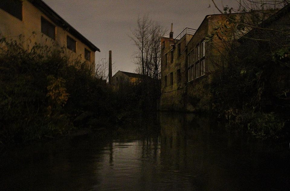 Přesto se tu lze nalodit a se člunem vyplout proti mírnému proudu <a href="/Tema/Svitavsk%C3%BD%20n%C3%A1hon">Svitavského náhonu</a>.