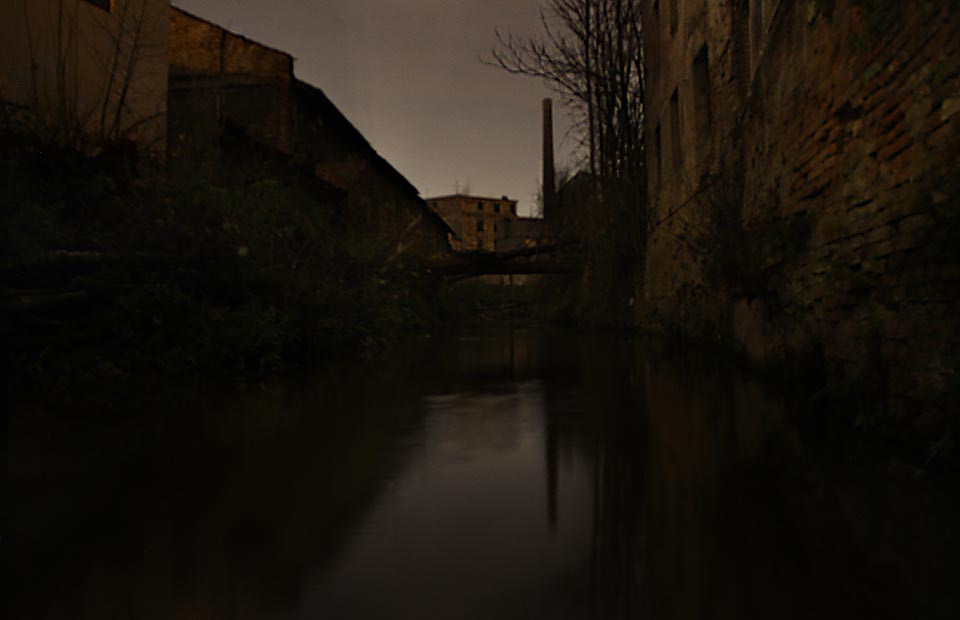 Líně tekoucí náhon za zadním traktem <a href="/Tema/Vln%C4%9Bna">Vlněny</a> je posledním autentickým zbytkem brněnských Benátek - tady se nezměnila zástavba sto let. Rezivé konstrukce slepých mostů, opuštěné zahrady a oprýskané zdi jako by vypadly z pohlednic 19. století, jen stromy na březích bez ustání rostou.