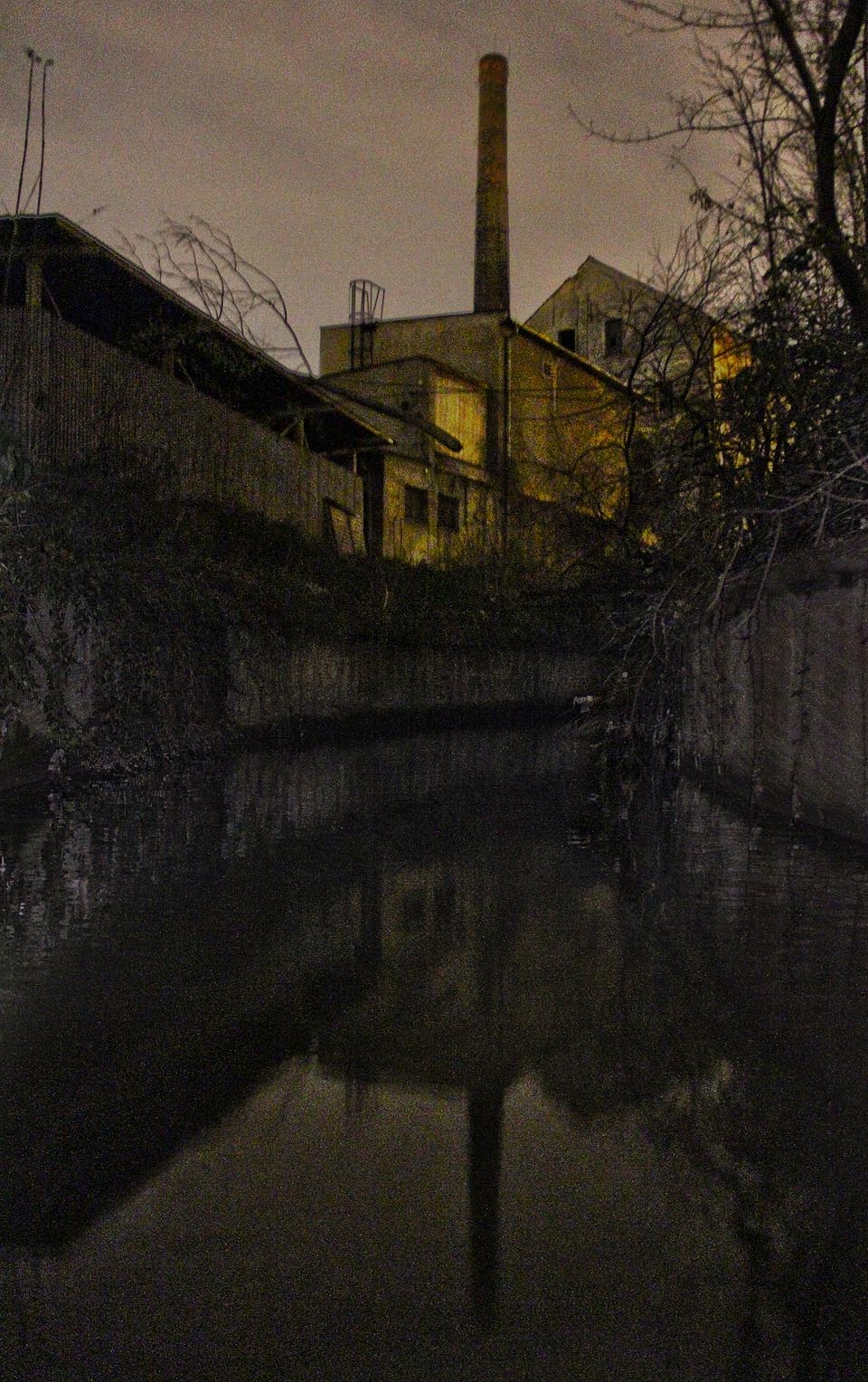 Směrem k Mlýnské ulici se náhon zařezává mezi vysoké zdi. Ubývá světla i zvuků z povrchu, těžko uvěřit, že jsme jen pár metrů od centra Brna. Najednou proti lodi nad temnou hladinou vyletí hejno probuzených kačen, které k smrti vyděšené naráží do zdí, tlučou křídly a zaplétají se do trní. Některé se snaží dostat nahoru, jiné mizí v ledovém chřtánu tunelu.