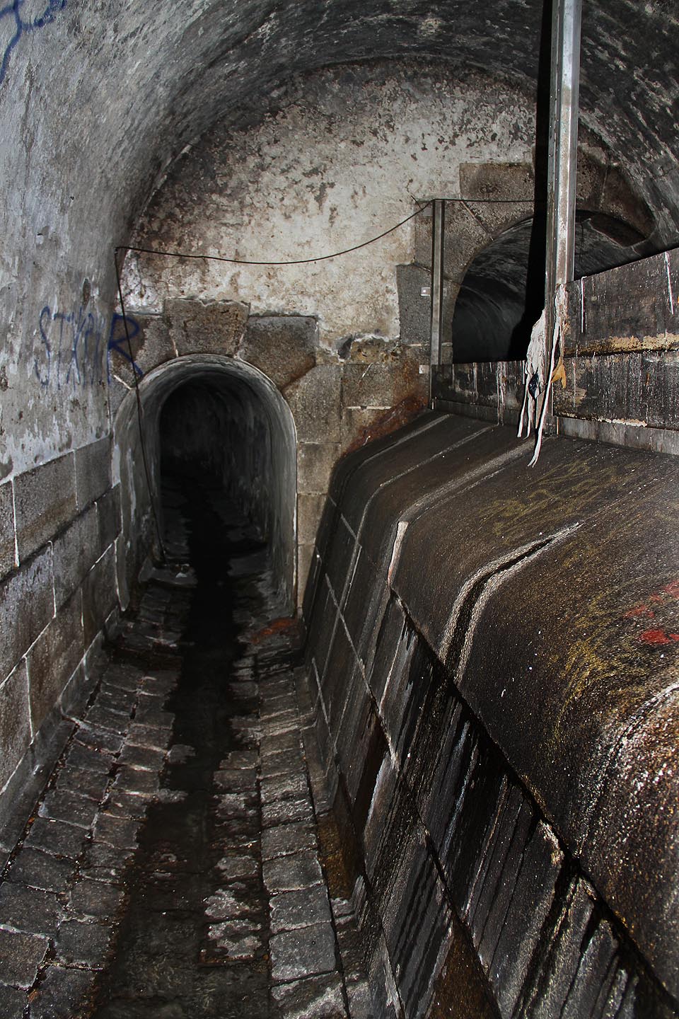 Odlehčovací komora levobřežní cholerové stoky vybudované v roce 1831 aby zlepšila hygienu ve Vídni. Čas od času splašky přetečou přelivnou hranu a chodbou vlevo se vhrnou do řeky.