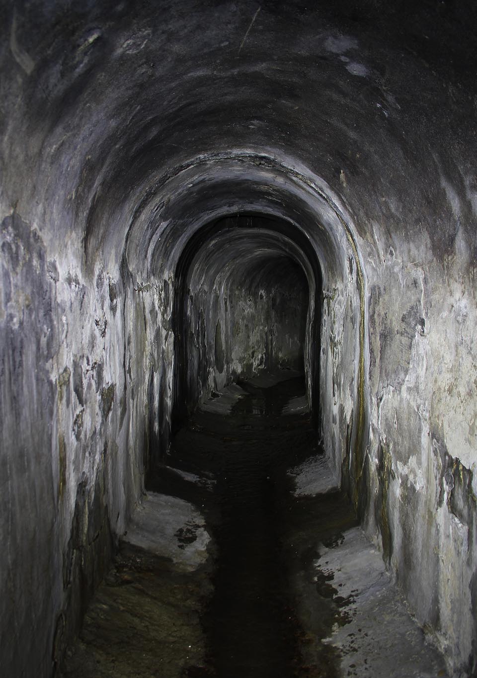 Na několika místech odbočují z hlavního tunelu chodby proplétající se složitě pod městem. Je dost dobře možné, že kdo do tohoto labyrintu pronikne neopatrně, už se z něj nevymotá. Za bouřky se chodby naplní smrdutými splašky. 