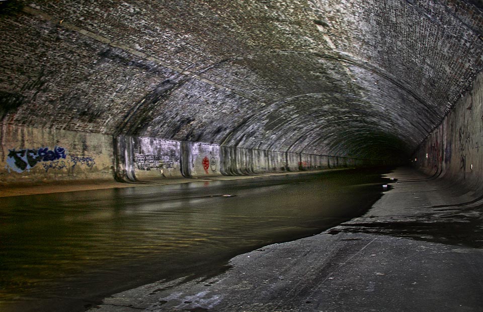 Klenba místy svojí šířkou přesahuje 20 m, zatímco voda řeky se volně roztéká po vybetonovaném dně.