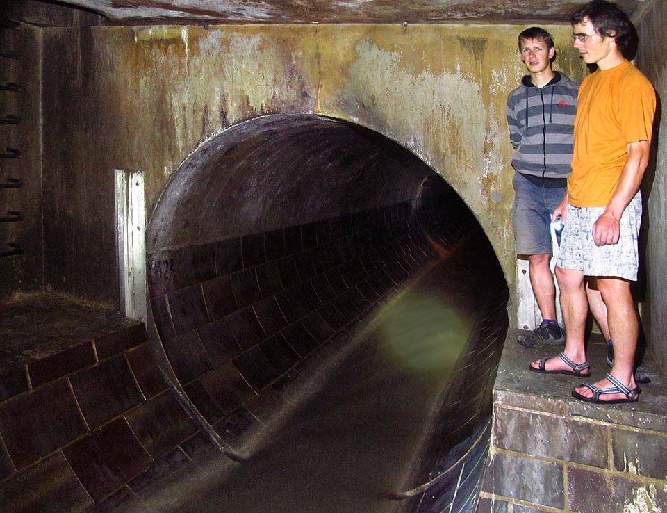 Potrubím lze prolézt do kmenové stoky C. Toto je ona v celé své kráse.