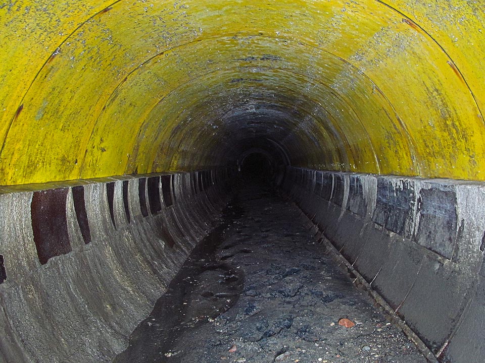 Směrem k severu zápach sílí. Navíc tu je cítit velmi intenzivně toluen a hrozí nedostatek kyslíku ve štole.