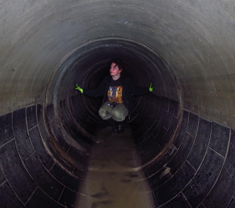 Po celé délce ústí do tunelu staré Ponávky menší roury a sběrače. Odvážnější z nás se do některých pustili i osobně.