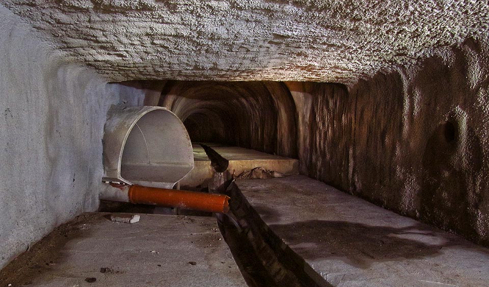 Ve své nejstarší části prochází tunel pode dnem někdejšího rybníka na náměstí 28. října. V létě roku 2014 byla zrušena pravostranná štola přicházející pod ulicí Milady Horákové a nahradily ji polymerbetonové tvárnice.