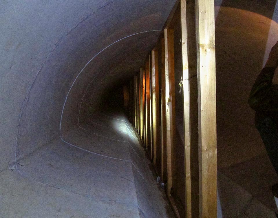 Postup profilovanými polymerbetonovými tvárnicemi je podstatně obtížnější než v případě staré klenuté stoky.