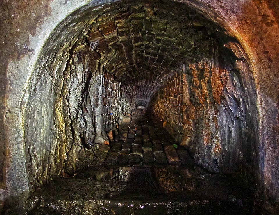 Jedna z odbočujících stok vedoucí někam pod třídu kpt. Jaroše. Tudy by se člověk protáhl jedině po čtyřech.