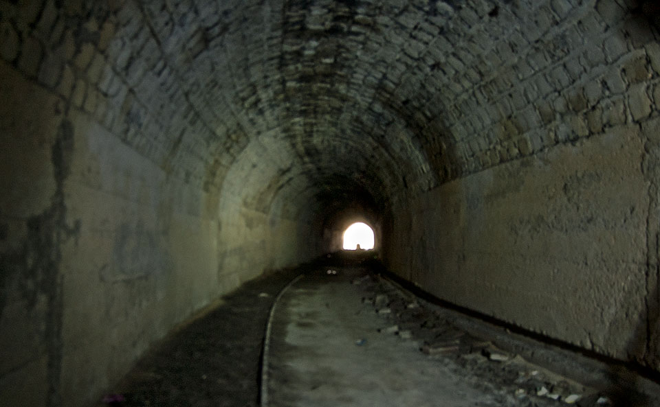 Obě štoly jsou blíže povrchu opatřeny betonovou vyzdívkou. Na dně pravé štoly je zachovaná úzkorozchodná drážka.