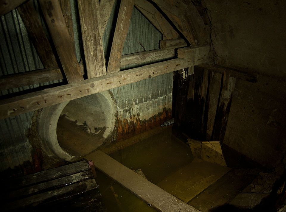 V pravé štole se pomalu zvedá hladina a dosahuje až k ústí betonové roury vedoucí k šachtě.