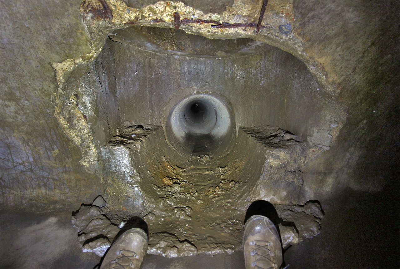 Vstup do tunelu ze 3. období v prostoru křižovatky Bubeníčkovy a Koperníkovy ulice. Na snímku pohled do potrubí dešťové kanalizace o průměru 40 cm, které lemuje z obou stran Koperníkovu ulici a je vlastně určitým „zkratem“ na trase původní strouhy mezi Lazaretní a Bubeníčkovou ulicí.