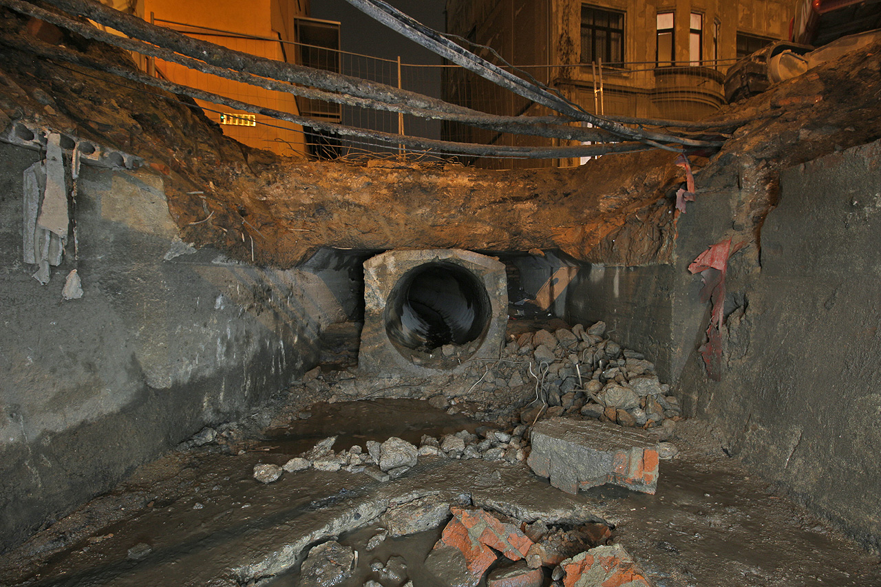 Na počátku roku se bagry zakously do vozovky Zábrdovické ulice před východní částí Vojenské nemocnice. ke všeobecnému překvapení se na světlo světa dostal nedokonale zaspyný most, který jsme po starostovi Židenic a příznivci podzemí nazvali Kuncův. Pod ním jsou krásně vidět jednotlivé etapy ukrývání strouhy pod zem: obdélná konstrukce mostu (podobná chodbě před lázněmi z roku 1932) a uvnitř ní vestavěné potrubí z 50. let 20. století. Levý horní roh snímku zabítá <a href="/Tema/Továrna na koberce Moravan">bývalou továrnu Moravan</a> přestavěnou na byty.