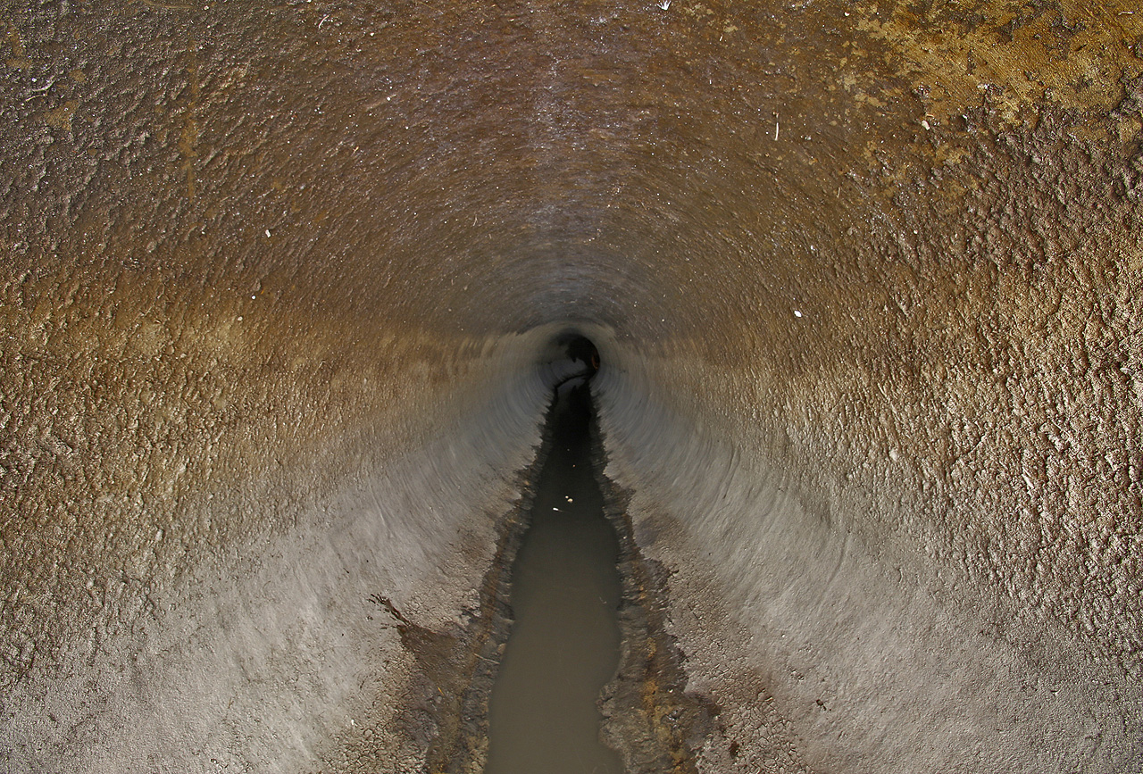 Následující část toku, mezi továrnou Moravan a domem Zábrdovická 14 je poněkud fádní. Pokud je ale voda strouhy zastavená, jako v době rekonstrukce 2024/2025, není těžké se tudy vydat na špacír.