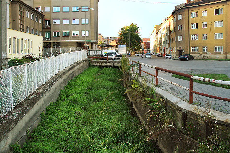 Zarostlé koryto Svitavského náhonu podél ulice Špitálky a jižní portál třetího z trojice tunelů mezi Radlasem a brněnskou plynárnou. Na počátku 21. století si část budovy teplárny pronajala taneční škola Starlet, takže se za večerů začali v tovární čtvrti mezi kotouči unikající páry a zpívajícími opilci před dělnickými hospodami nemístně objevovat tanečníci ve společenských šatech. Zde zahajujeme plavbu a vplouváme do podzemí směrem na sever skrze tunel na fotce.
