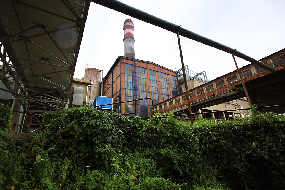 Pohledy vzhůru z koryta prozrazují nelítostný souboj mezi přírodou, která vyvěrá ze sevřeného koryta náhonu a dere se vzhůru k továrním stavbám, a industrií, jež nemilosrdně zabíjí všechno živé.