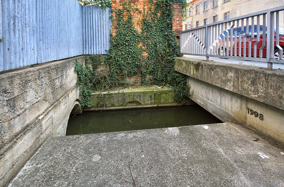 První, nejsevernější tunel, začínající pod ulicí Radlas, je pro proplutí skutečně příliš nízký. Lze k němu ale dojít přímo po ulici pěšky.