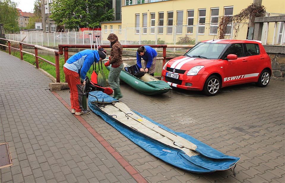 Jsou místa v Brně, kde lze spatřit vodáky docela často, jsou také místa, kde se vyskytují zřídka. Na křižovatce Radlasu a Špitálky ovšem viděl nafukovat lodě jenom málokdo - a přesto lze z tohoto místa odplout dvěma různými směry - ovšem pouze podzemím.