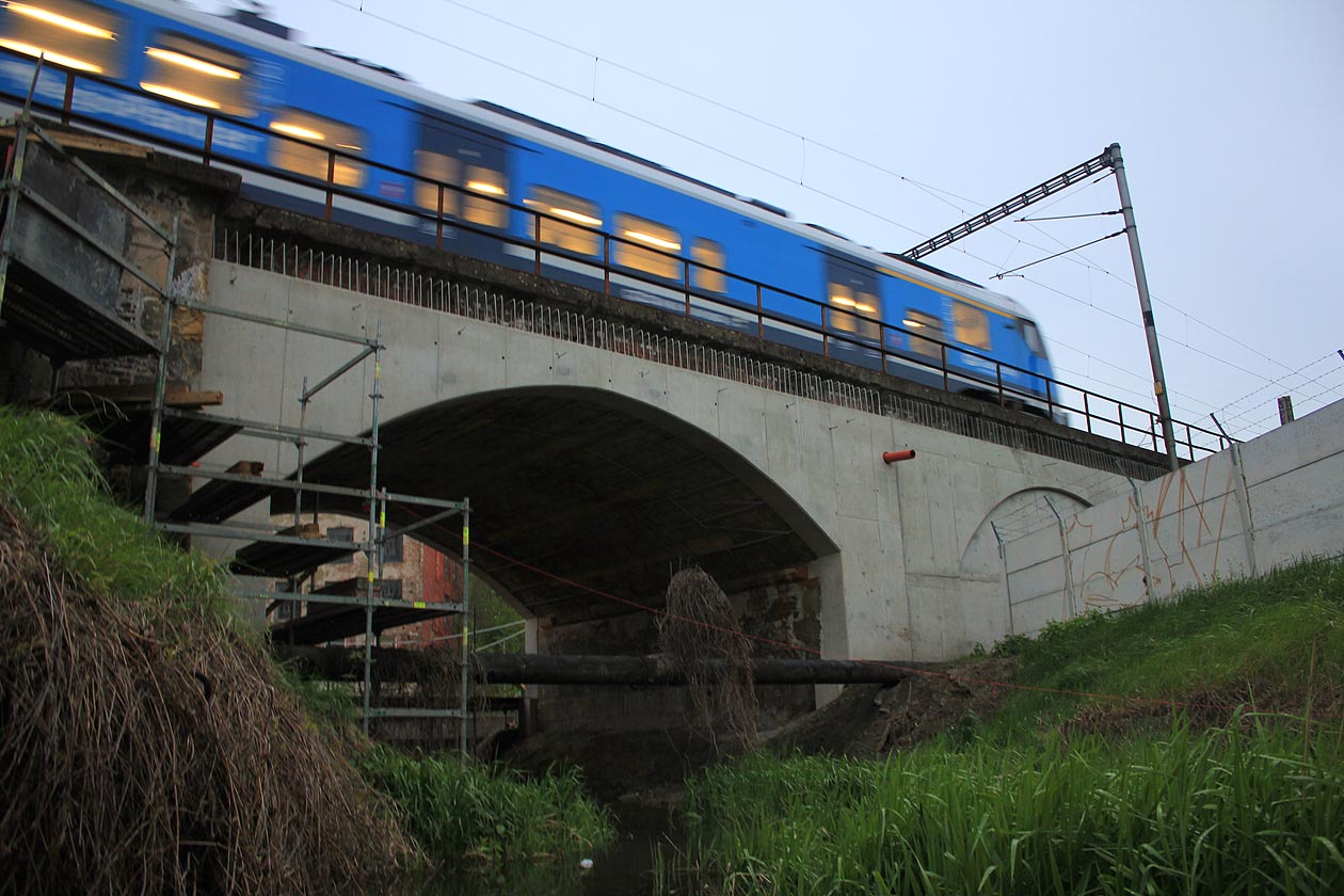 Od roku 2016 probíhá necitlivá rekonstrukce viaduktu částečně ukrytého v zástavbě, která pohřbí původní cihelné zdivo a klenby pod vrstvou betonu. Po 170 letech přijde Brno o svoji další technickou památku. Srovnání s citlivou opravou Negrelliho viaduktu v Praze se nabízí samo.