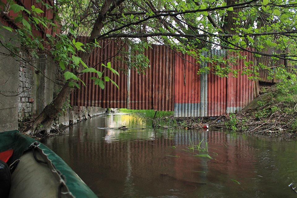 Vodní cesta je místy zahrazená, jak noví majitelé zpátky rozdělili onehdy sloučené podniky na menší areály. Naštěstí se dá projet v celé délce jen s pořádným předklonem.
