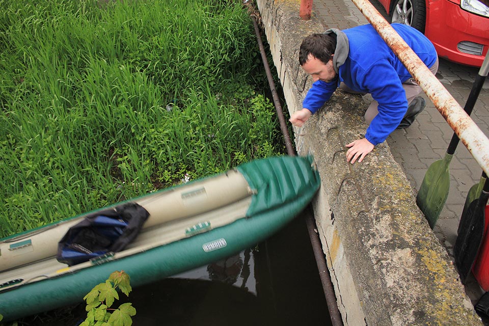 Zamračený a deštivý den je ideální pro výpravu na lodích podzemím Svitavského náhonu. Jednak bude v korytě dost vody, navíc nás ze břehů nebudou zdržovat podezřívaví správci a hlídači.