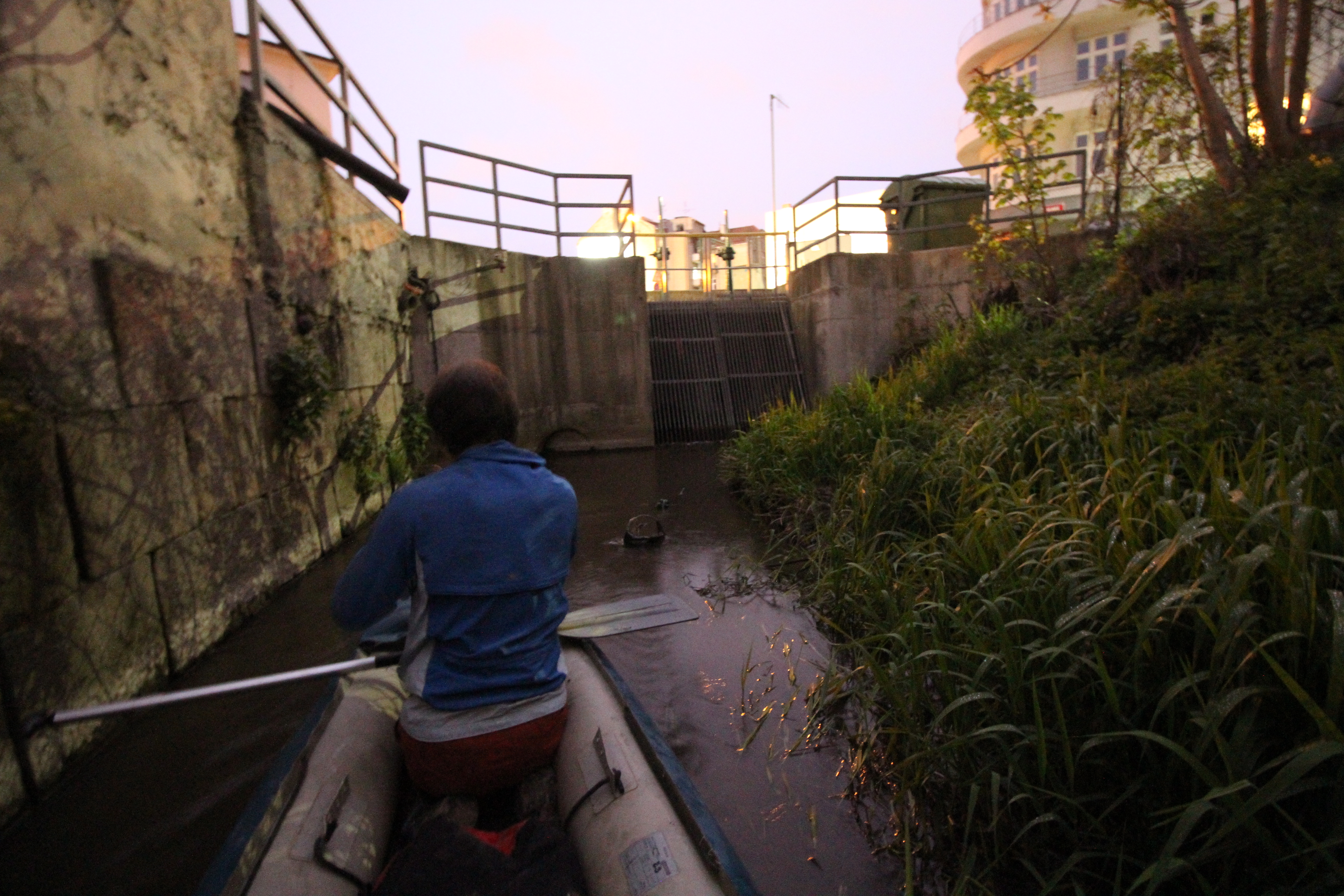 Konec dobrodružné cesty skrze tovární areály se blíží za křižovatkou ulic Křenové a Vlhké. Jen pár metrů za neprostupnými česlemi a zaniklým soutokem s Ponávkou začíná další podzemní úsek - <a href=http://spravnym.smerem.cz/Tema/Tunel%20Pon%C3%A1vky%20za%20Rumi%C5%A1t%C4%9Bm>vodní tunel pod Rumištěm</a>.