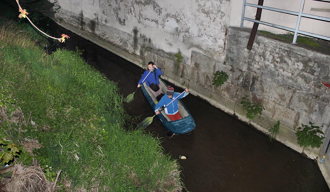 Přistáváme již za úplné tmy a při každém záběru vytahujeme pádla z kapaliny černé jako sama noc nad našimi hlavami.
