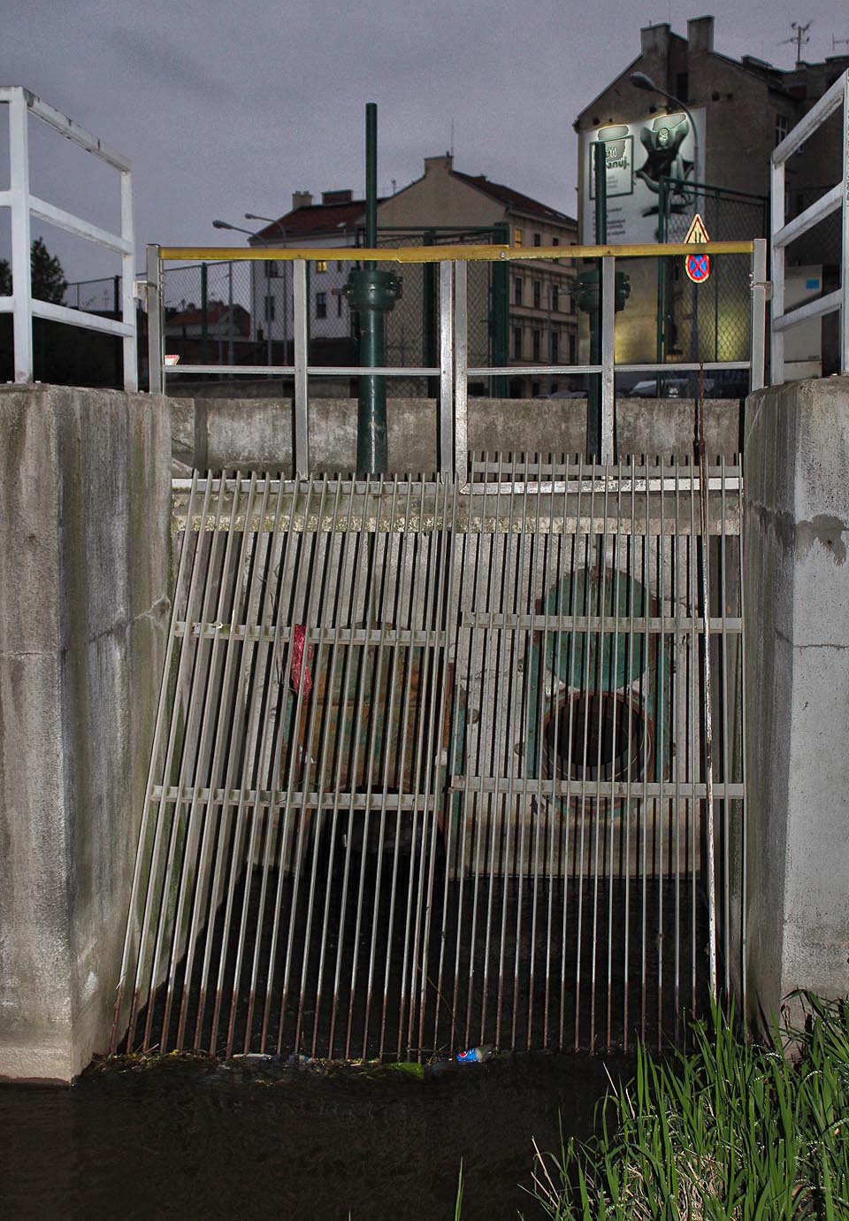 Velká a malá roura převádí vody náhonu nad <a href=http://spravnym.smerem.cz/Tema/Tunel%20Pon%C3%A1vky%20za%20Rumi%C5%A1t%C4%9Bm>kmenovou stokou C brněnské kanalizace</a> v trase někdejší Ponávky, aby pak mohly pokračovat v tajemném tunelu pod ulicí Rumiště směrem ke Komárovu.