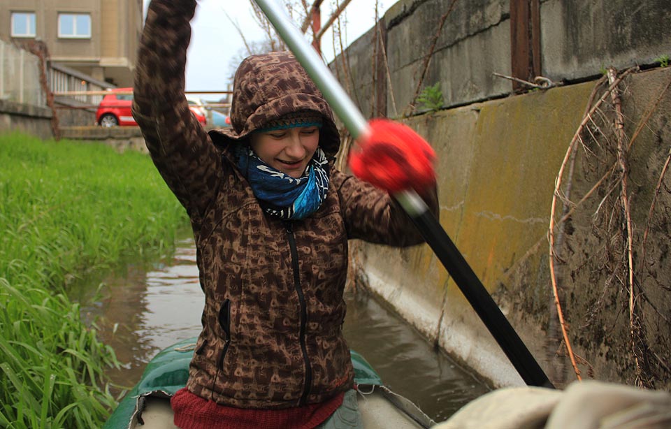 Před teplárnou na Špitálce stačí nafouknout loď, spustit ji na vodu a zabrat pádlem. Cesta do hlubin země je otevřená.