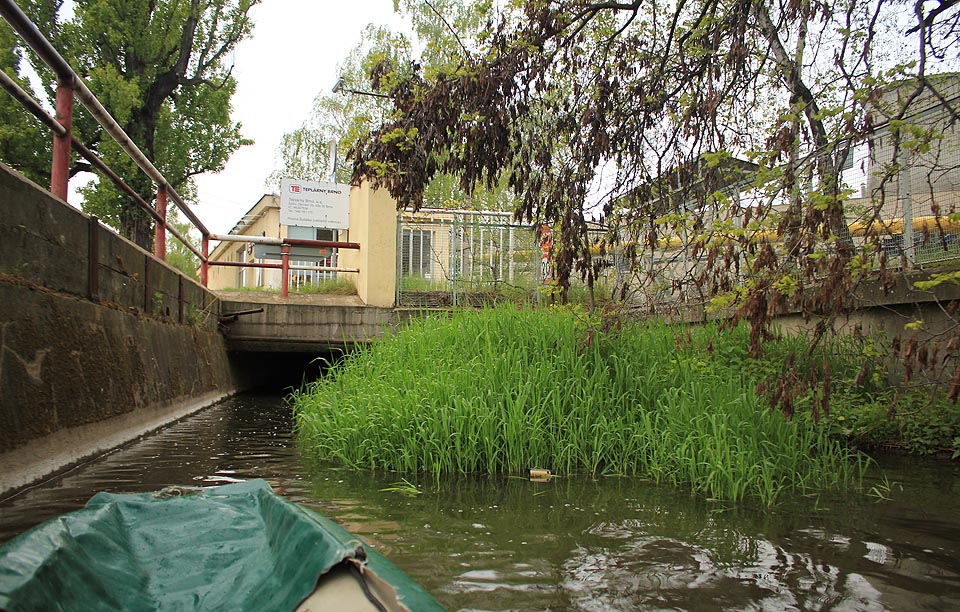 Stovky lidí projdou deně okolo ústí vodního tunelu. Nikdo z nich ale neví, co se skrývá uvnitř, tam, kde mizí líně tekoucí vody náhonu. Vodopád, propadliště nebo kilometry dlouhá štola za město?